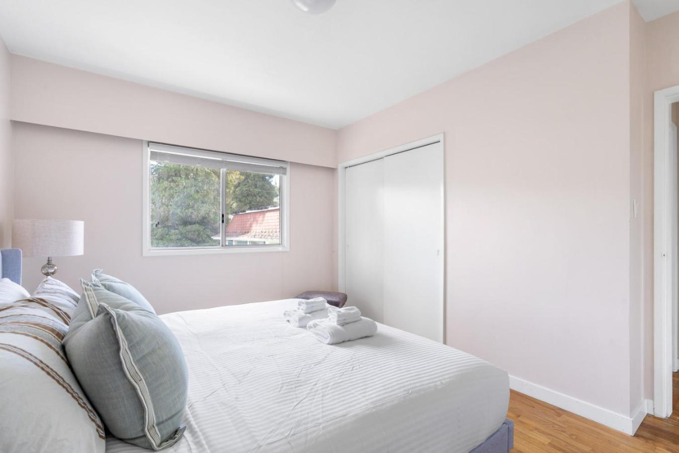 Ferienhaus Spacious With Indoor Pool Vancouver