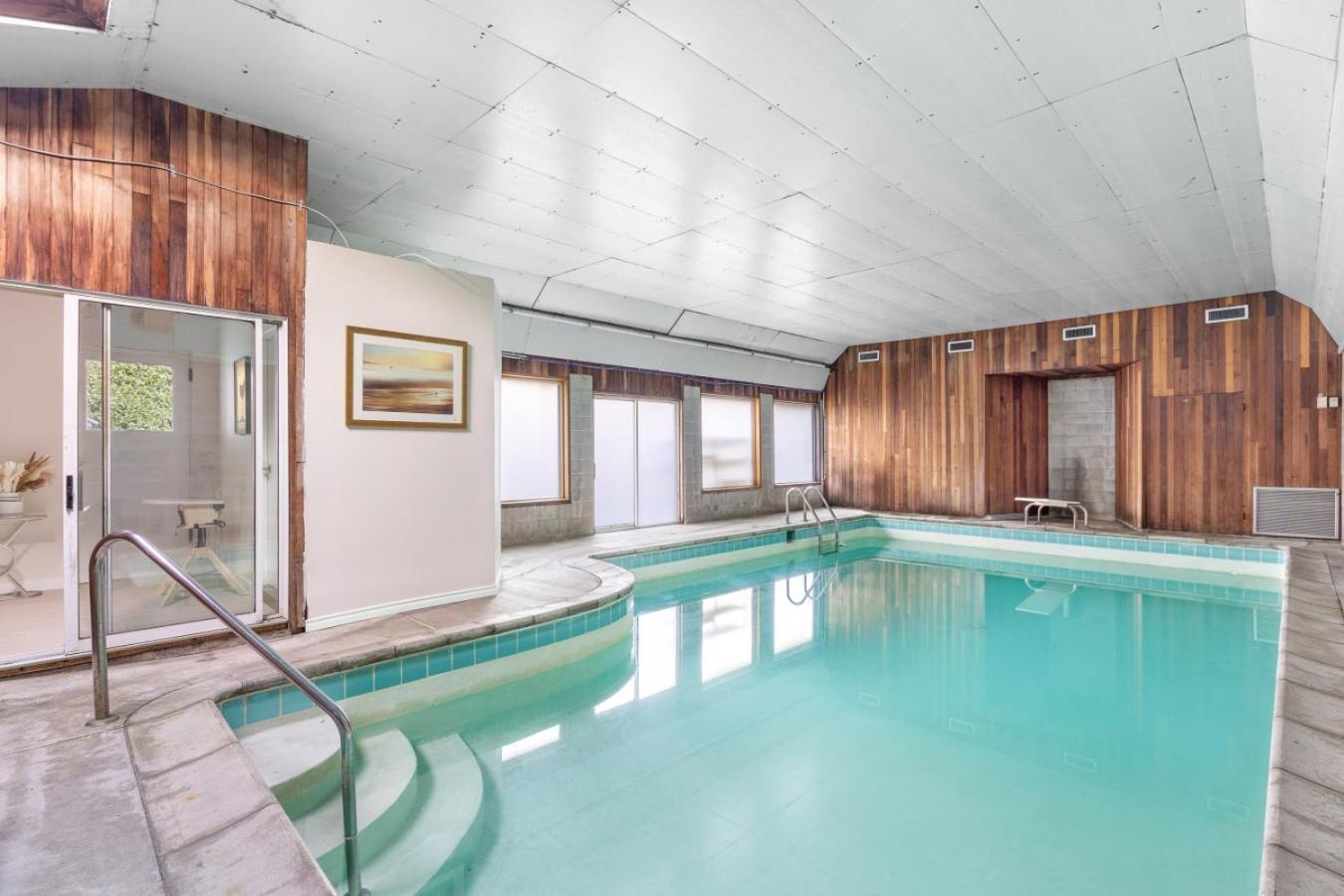 Spacious With Indoor Pool Ferienhaus Vancouver