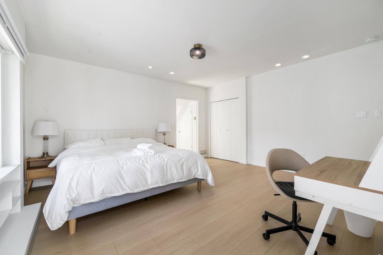 A Picturesque Surrounded By Flowers Holiday home Vancouver
