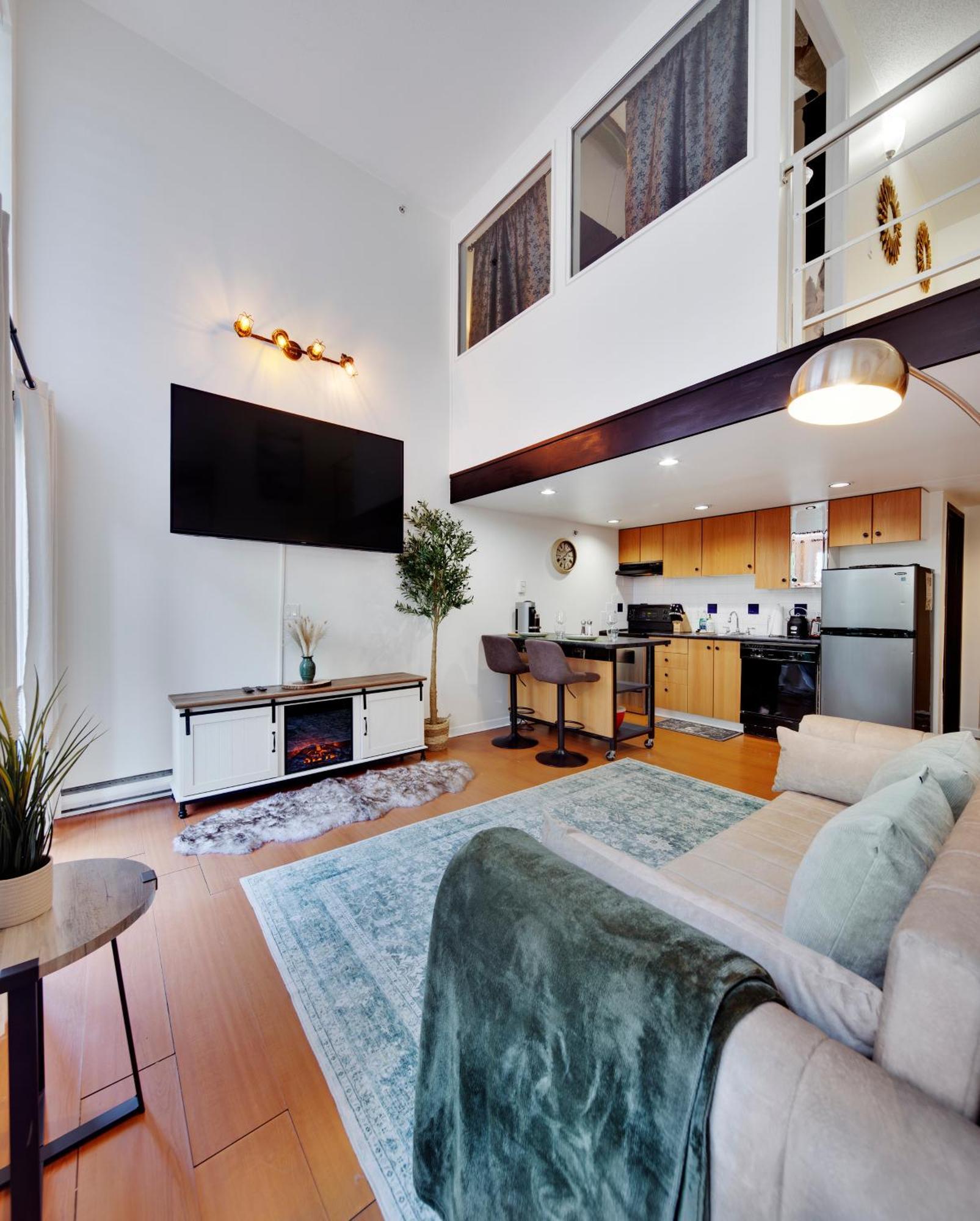 Cozy Two-story Loft In Downtown