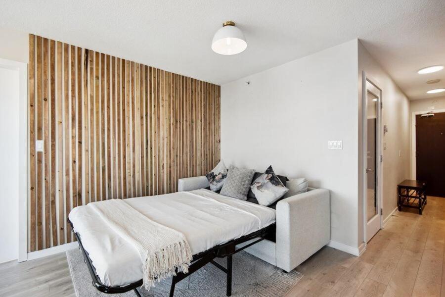 Cityview Condo With Pool And Workspace Near Rogers Arena For 7 *
