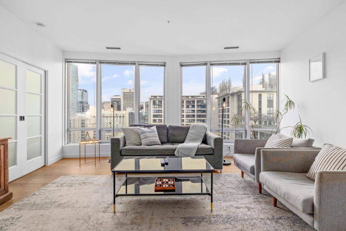 Downtown With Views Near Robson Square *