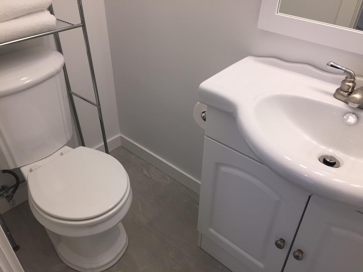 Gasthof Commercial Drive Suites *