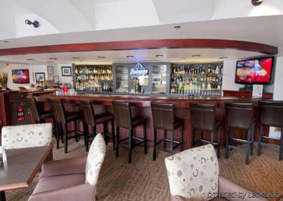 Quality Downtown-inn At False Creek Hotel 3*