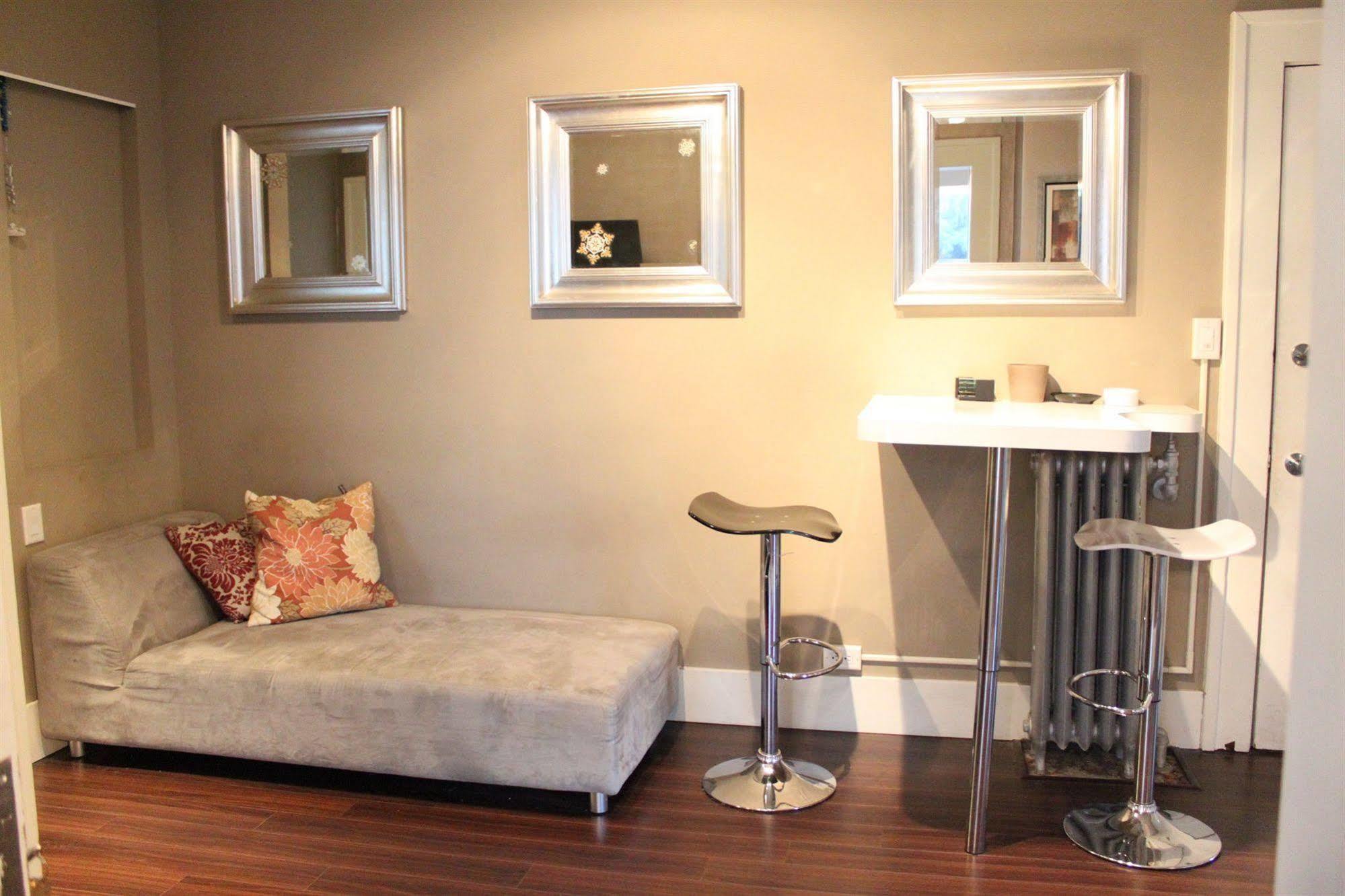 Hotel Mondeliving Robson Living Vancouver