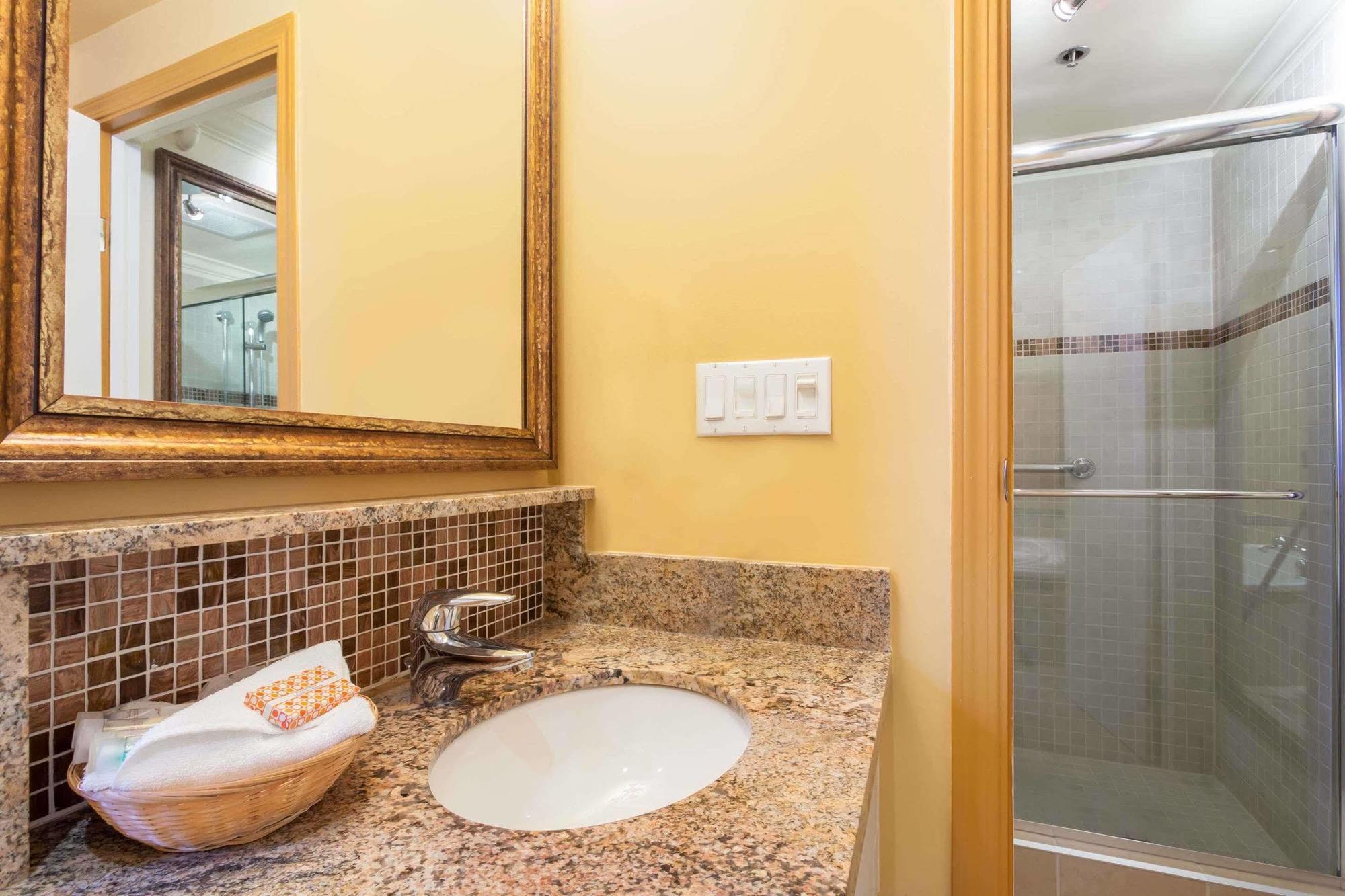 Hotel Howard Johnson By Wyndham Downtown Vancouver