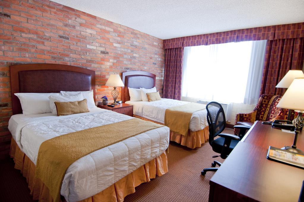 Quality Downtown-inn At False Creek Hotel 3*