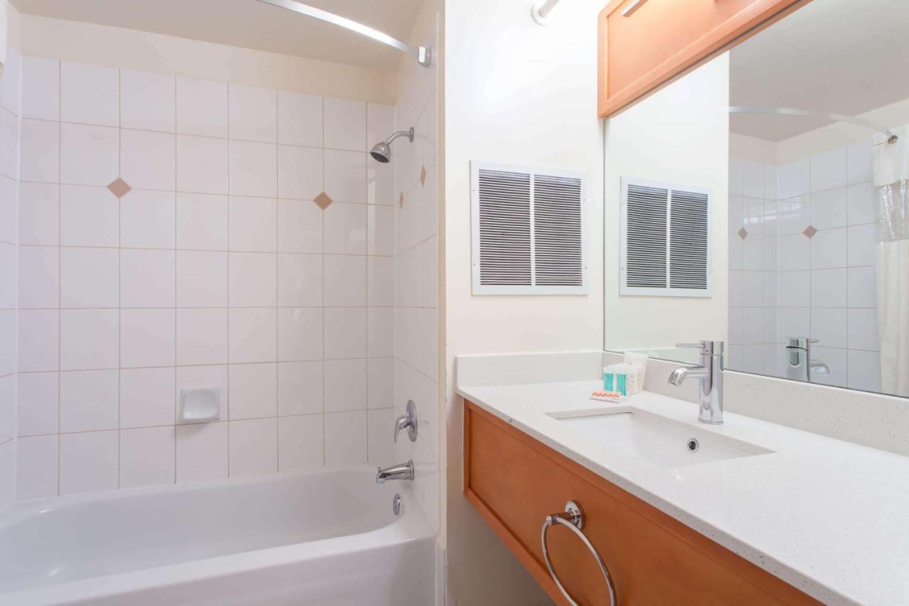 Howard Johnson By Wyndham Downtown Hotel Vancouver