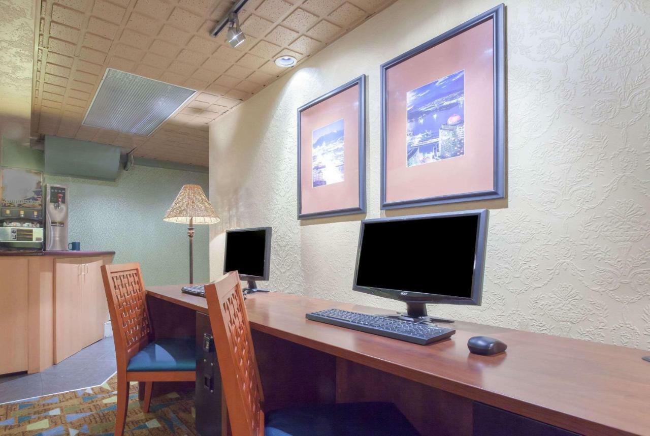 Howard Johnson By Wyndham Downtown Hotel 2*
