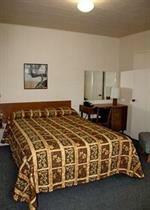 Hotel 2400