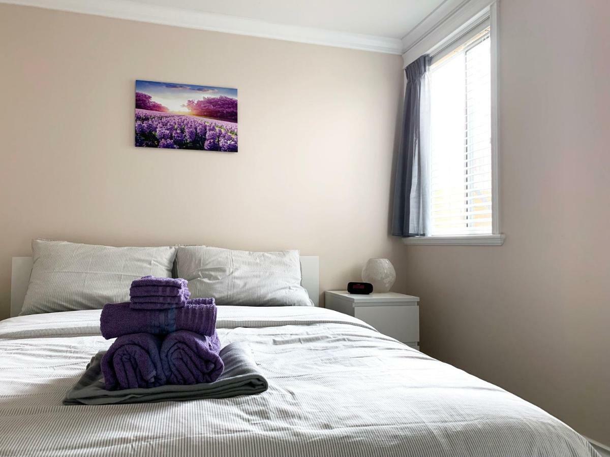 Perfect Location - Tidy & Comfy 5 Mins To Skytrain & Restaurant & Banks, 2 Stops To Metrotown, 5 Stops To Downtown Villa Vancouver