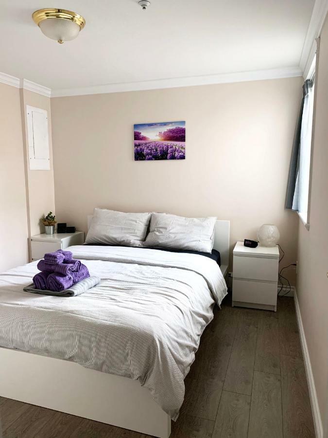 Perfect Location - Tidy & Comfy 5 Mins To Skytrain & Restaurant & Banks, 2 Stops To Metrotown, 5 Stops To Downtown