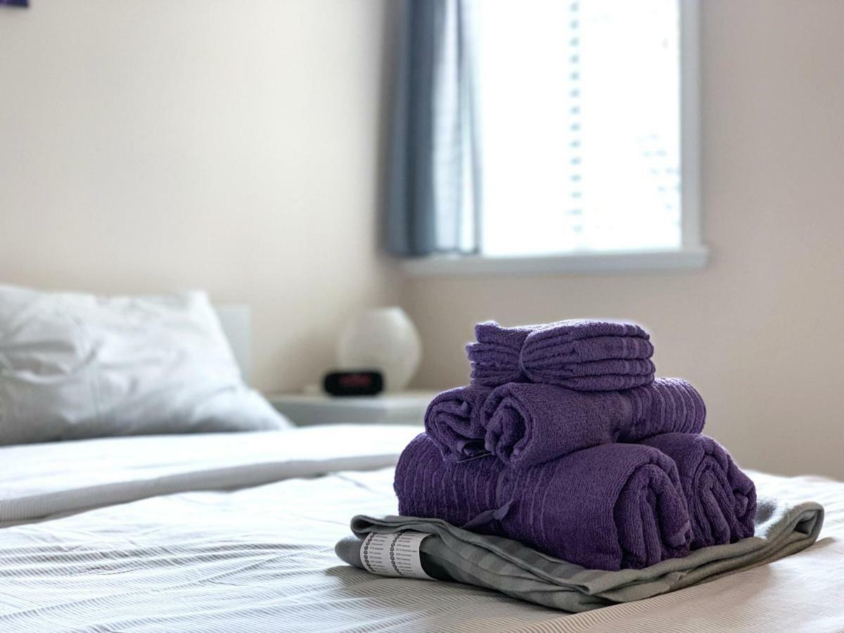 Villa Perfect Location - Tidy & Comfy 5 Mins To Skytrain & Restaurant & Banks, 2 Stops To Metrotown, 5 Stops To Downtown