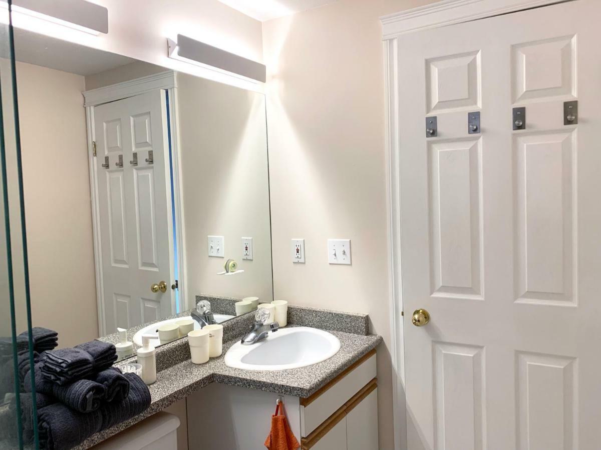 Villa Perfect Location - Tidy & Comfy 5 Mins To Skytrain & Restaurant & Banks, 2 Stops To Metrotown, 5 Stops To Downtown *