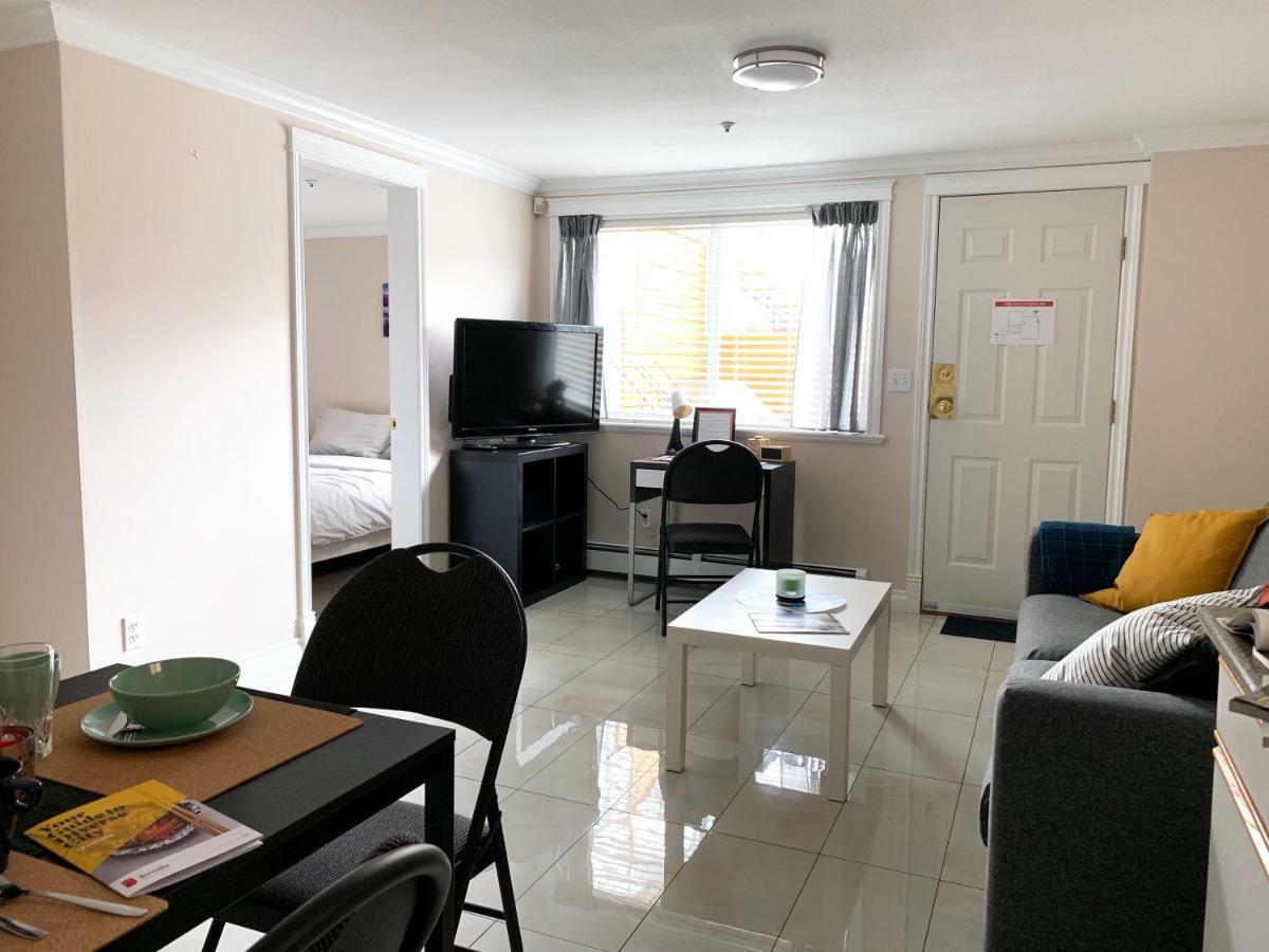 Perfect Location - Tidy & Comfy 5 Mins To Skytrain & Restaurant & Banks, 2 Stops To Metrotown, 5 Stops To Downtown Villa Vancouver