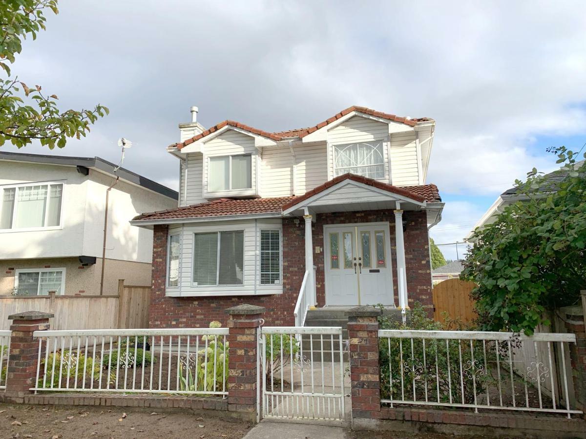 Villa Perfect Location - Tidy & Comfy 5 Mins To Skytrain & Restaurant & Banks, 2 Stops To Metrotown, 5 Stops To Downtown *