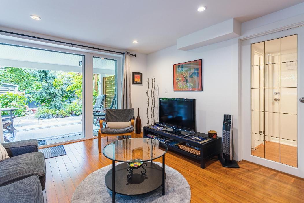 West Side 1br Dunbar Garden Apartment