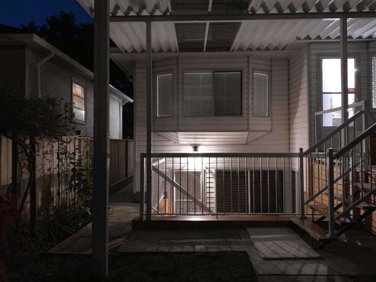 Perfect Location - Tidy & Comfy 5 Mins To Skytrain & Restaurant & Banks, 2 Stops To Metrotown, 5 Stops To Downtown *