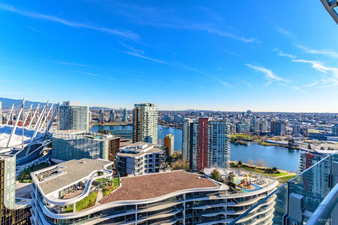 Capricorn Palace Luxury 1bd 1ba Plus Den In Downtown * Vancouver