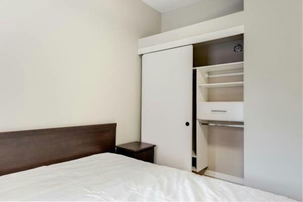 5 Star Location Downtown Core 1035 Granville St 6bed-rooms Unit 16 People Available Vancouver