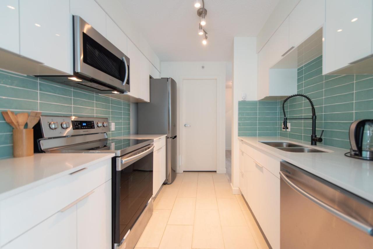 Apartment Chic 2-bedroom In Central Downtown With Stunning Water Views *