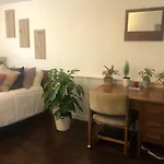 Quiet-Comfy 3 Bedroom Home On A Tree Lined Street In Kits