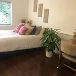 Quiet-Comfy 3 Bedroom Home On A Tree Lined Street In Kits