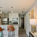 Downtown King Suite-Surround Views-Pool/Gym/Parkng