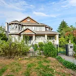 Cheerful 1-Bedroom Suite A In Vancouver