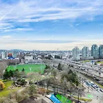 Explore Vancouver Downtown From Luxury 1 Bed/Bath