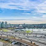 Explore Vancouver Downtown From Luxury 1 Bed/Bath