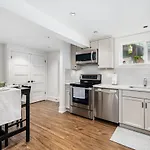 Gorgeous 4 Bedroom Garden Level Suite At Vancouver West & Ubc