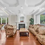 Luxurious Getaway In Vancouver-Private Room With Attached Bathroom