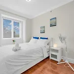 Luxurious Getaway In Vancouver-Private Room With Attached Bathroom