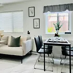 2Br 1.5Ba Full Kitchen Private Guest House - Free Parking - Central Location