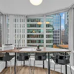 1-Br Condo In Downtown Coal Harbour With Parking And City Views