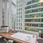 1-Br Condo In Downtown Coal Harbour With Parking And City Views