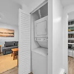 1-Br Condo In Downtown Coal Harbour With Parking And City Views