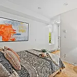 Modern 2-Bedroom Duplex In The Heart Of Downtown