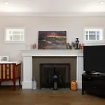 Charming 2-Bd Suite In Heart Of Vancouver