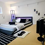 Comfy Stylish Room In The Heart Of Vancouver- Private Parking, Self Check-In & Just 4 Mins To Metrotown!