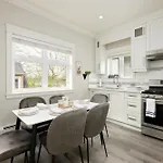 Charming Retreat Near Downtown- Cozy Oasis On Nanaimo St
