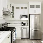 Charming Retreat Near Downtown- Cozy Oasis On Nanaimo St