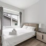 Stylish Retreat In Van\'S Prime Location