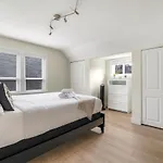 Charming Coastal Haven In Vancouver With Shared Bathroom
