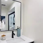 Deluxe King Bedroom Private Bath In Vancouver West