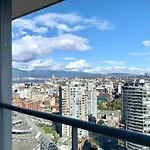 Downtown 3Br 2Ba Views Skytrain Free Parking
