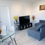 Downtown 3Br 2Ba Views Skytrain Free Parking