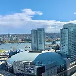 Downtown 3Br 2Ba Views Skytrain Free Parking