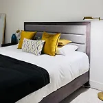 Deluxe King Bedroom Private Bath In Vancouver West